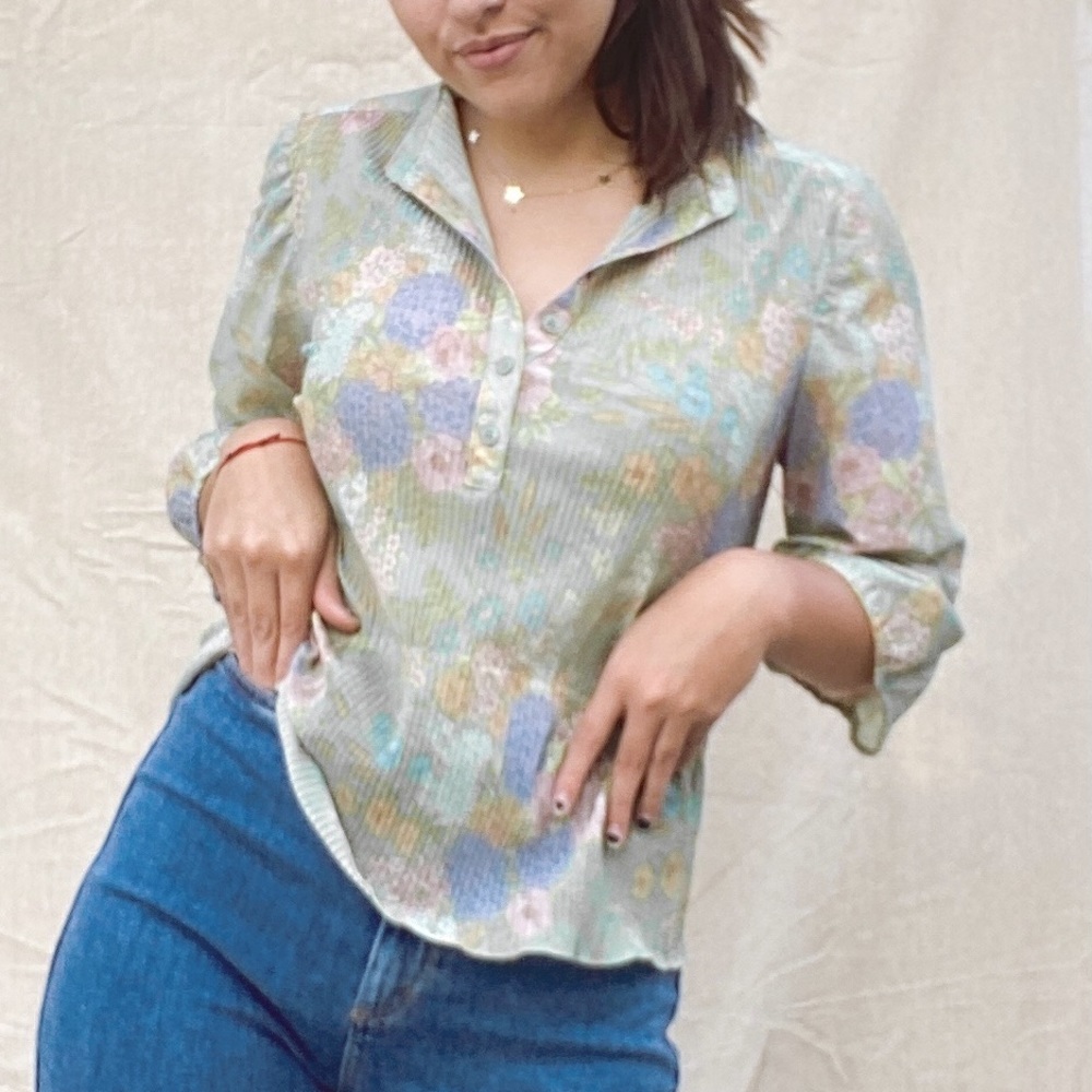 Super cute vintage floral top! No tags but runs like a M/L